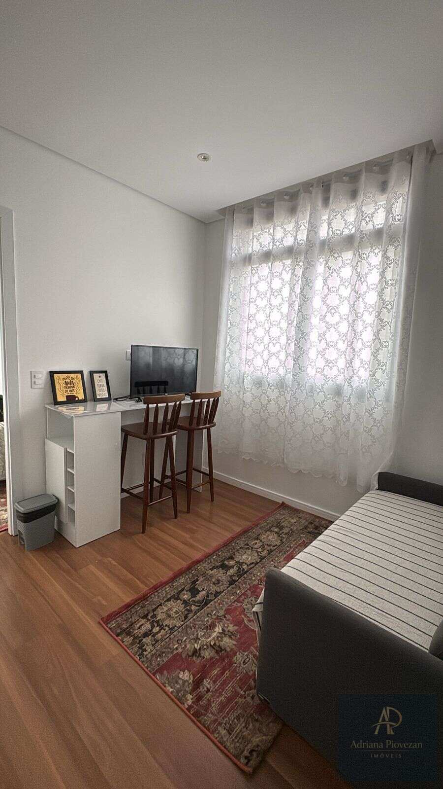  - Apartamento para alugar em Curitiba, centro, com 1 quarto e sala separados.