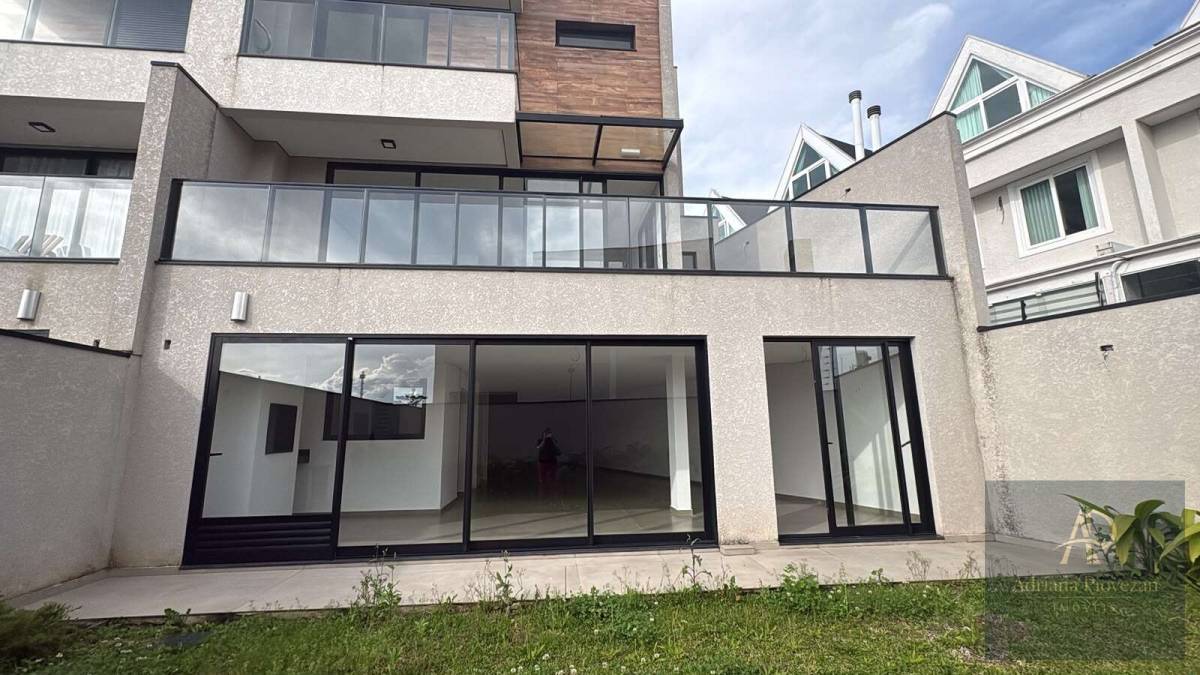 Sobrado em condomínio à venda em Curitiba, Santo Inacio, com 3 quartos, 294+80,25m² - Adriana Piovezan Imóveis