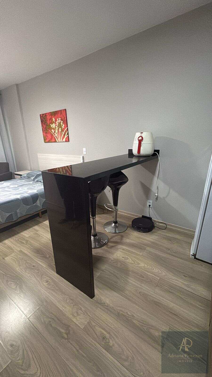  - Studio com sacada à venda, prédio com piscina no centro de Curitiba, ao lado da FAE e do HC.